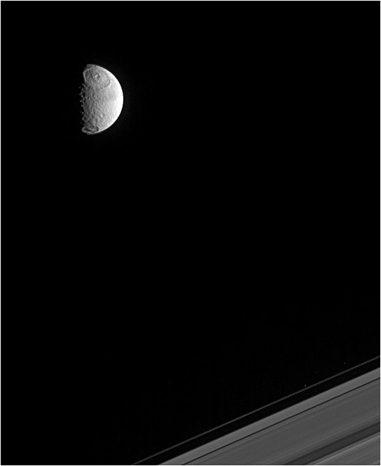 Тефия на фоне колец Сатурна