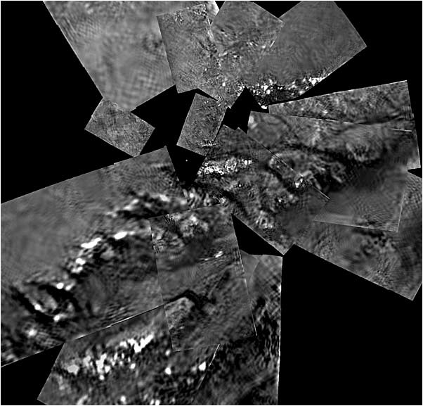 Мозаика из 17-ти снимков с высоты 800 м. Ширина тёмных русел/разломов 30-40 м.